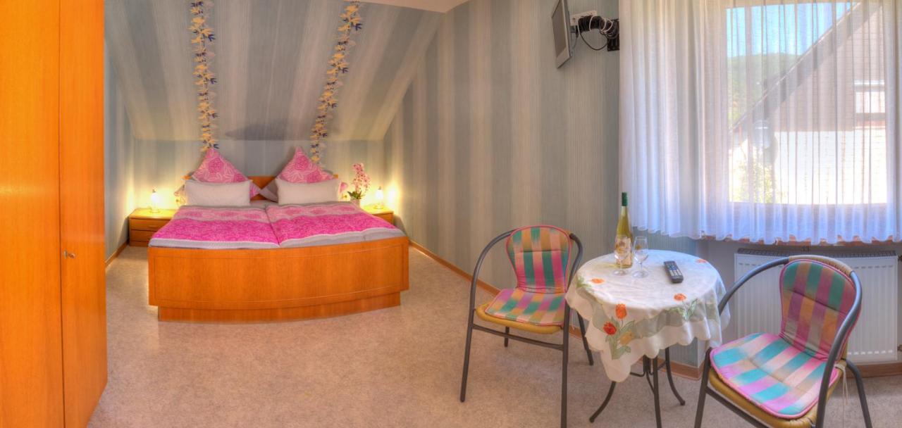 Weingut Und Pension Markus Kochems Mesenich Bagian luar foto